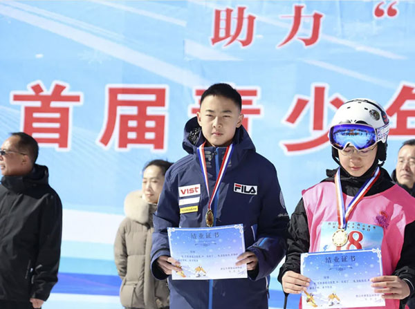 營口市首屆青少年高山滑雪、單板滑雪平行項目積分賽圓滿收官——何家溝滑雪場見證冰雪新生代力量崛起！